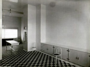Mallet-Stevens l'utilisera initialement pour la cuisine et l'office de la villa Cavroix (Nord).